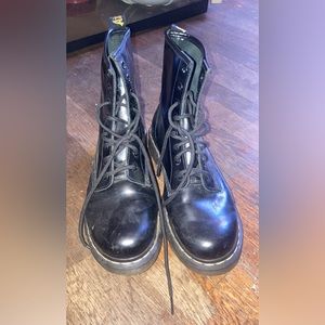 Just need worn to re shape them. Good condition